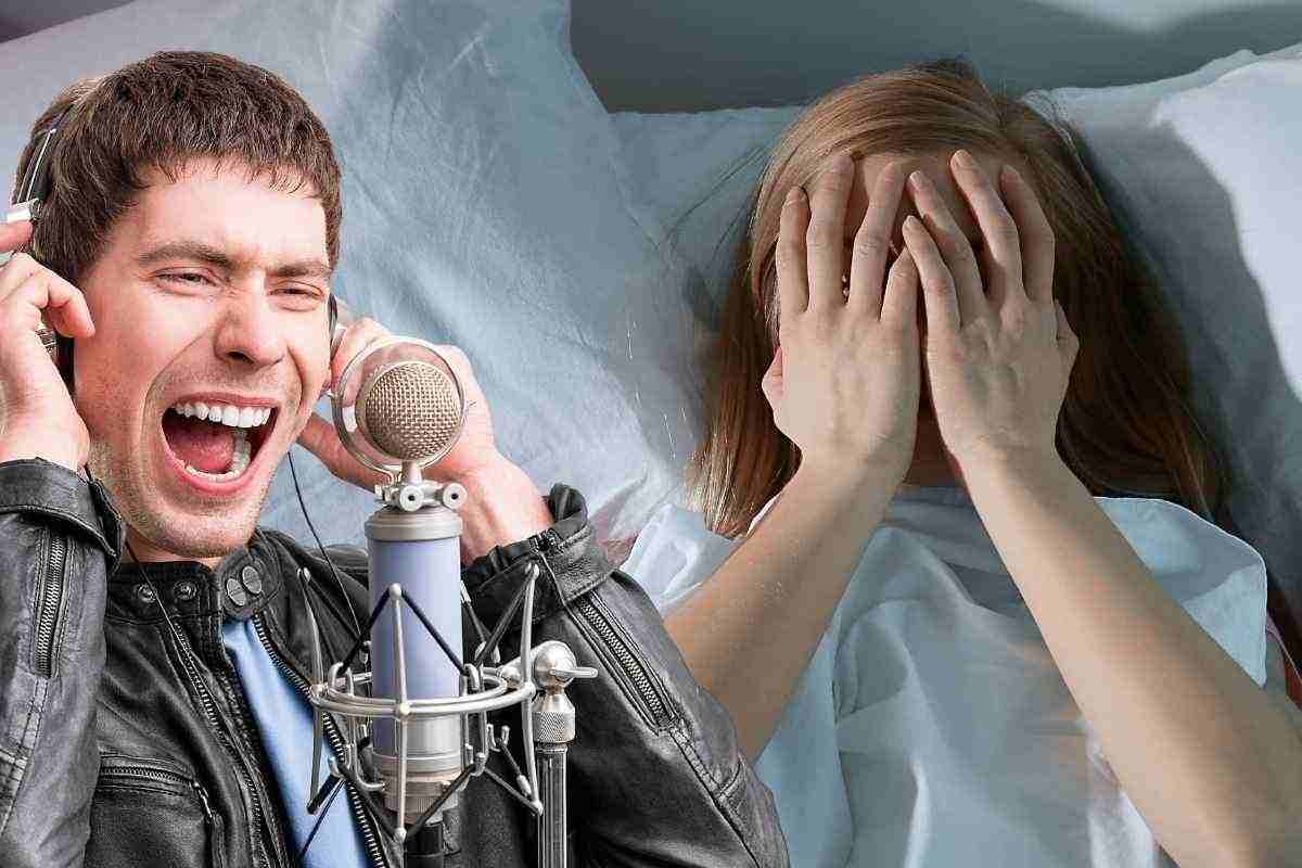 cantante che disturba una persona che dorme