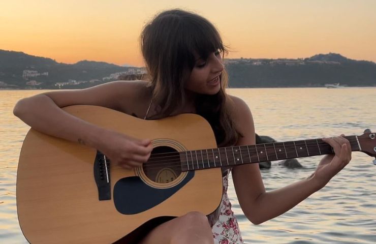 Matilde Caressa con la chitarra