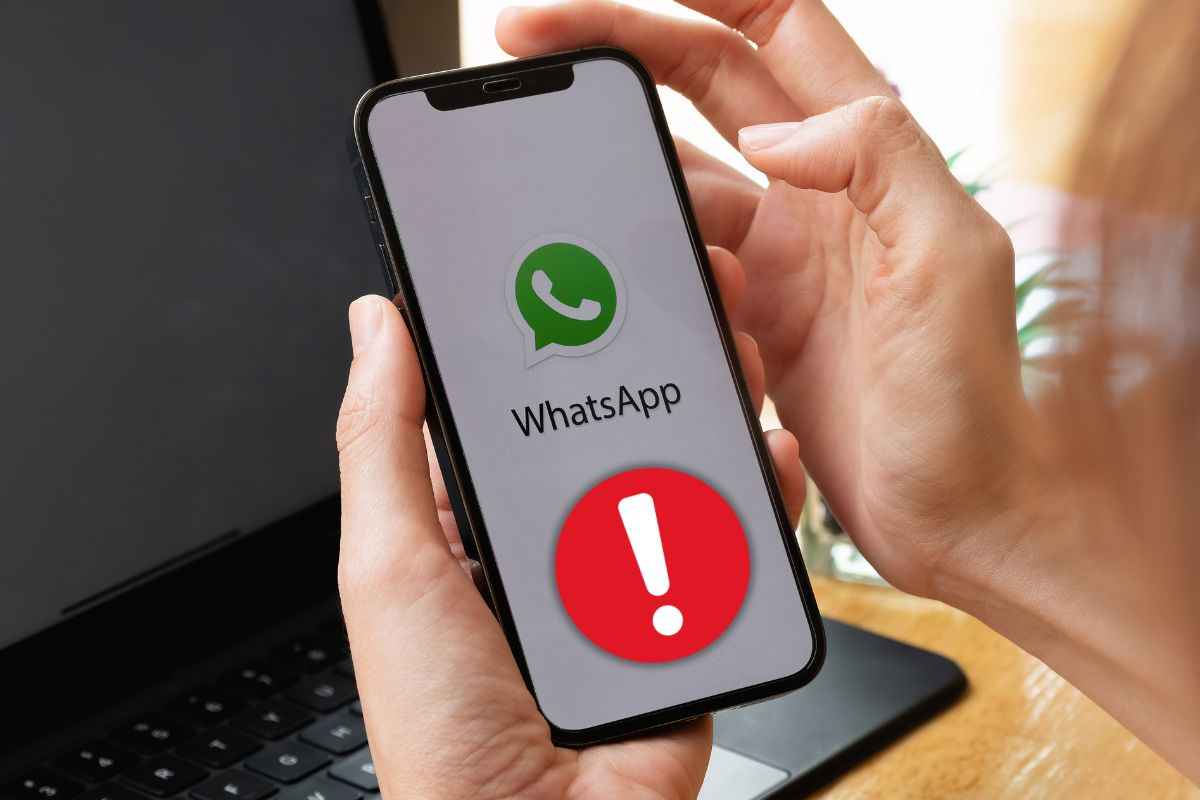 whatsapp telefono con segnale di pericolo allarme