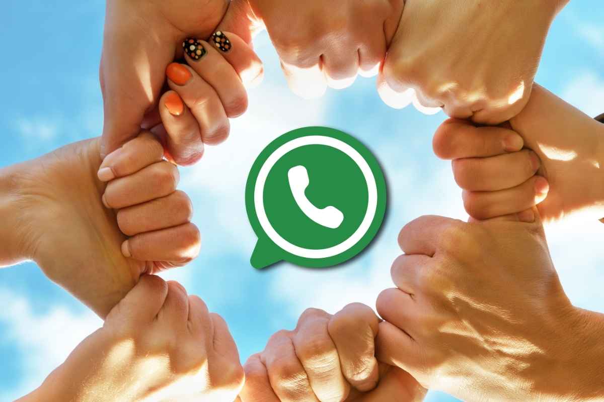 mani in cerchio con simbolo di whatsapp al centro